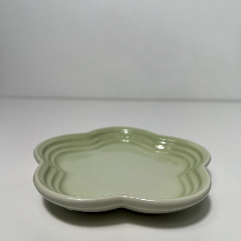 Le Creuset Stoneware Flower Petal Scalloped Trinket Dish Plate Tray - Picture 5 of 10